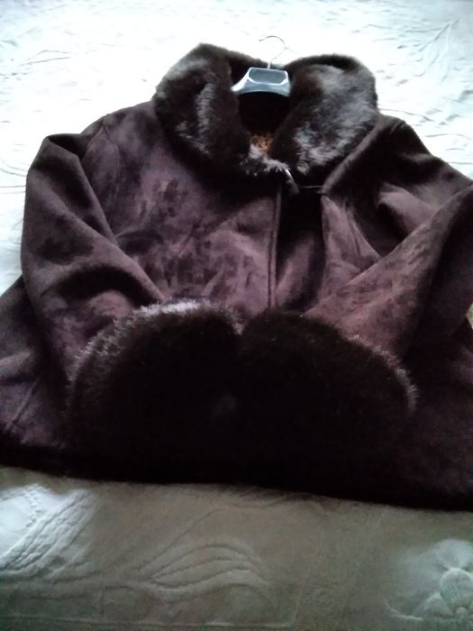 Casado curto de senhora em pele com punhos e gola de pelo