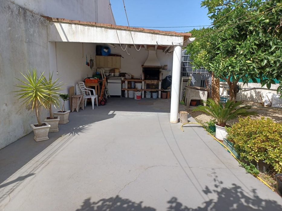 Terreno com anexo em Azeitão