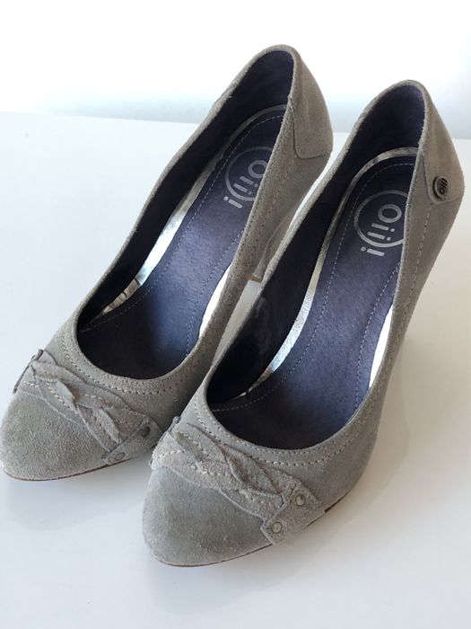 Sapato elegantemente pele cor cinza