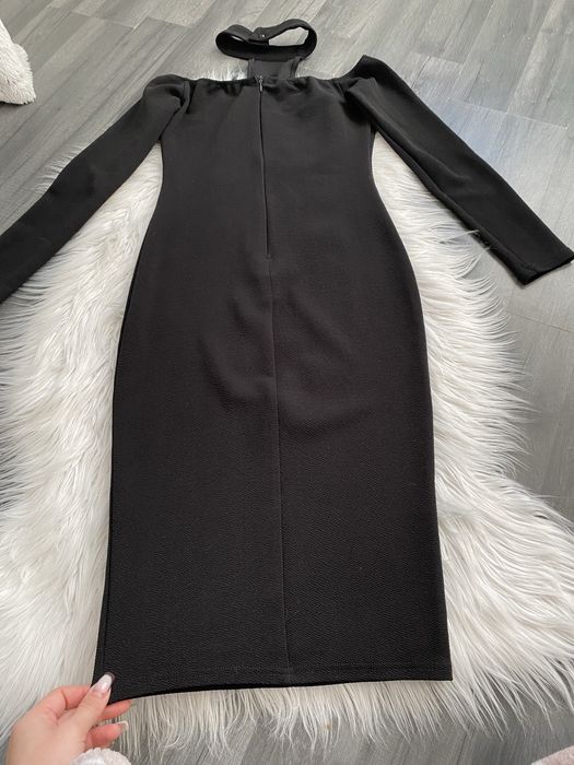 Caris Closet czarna sukienka z chokerem suknia