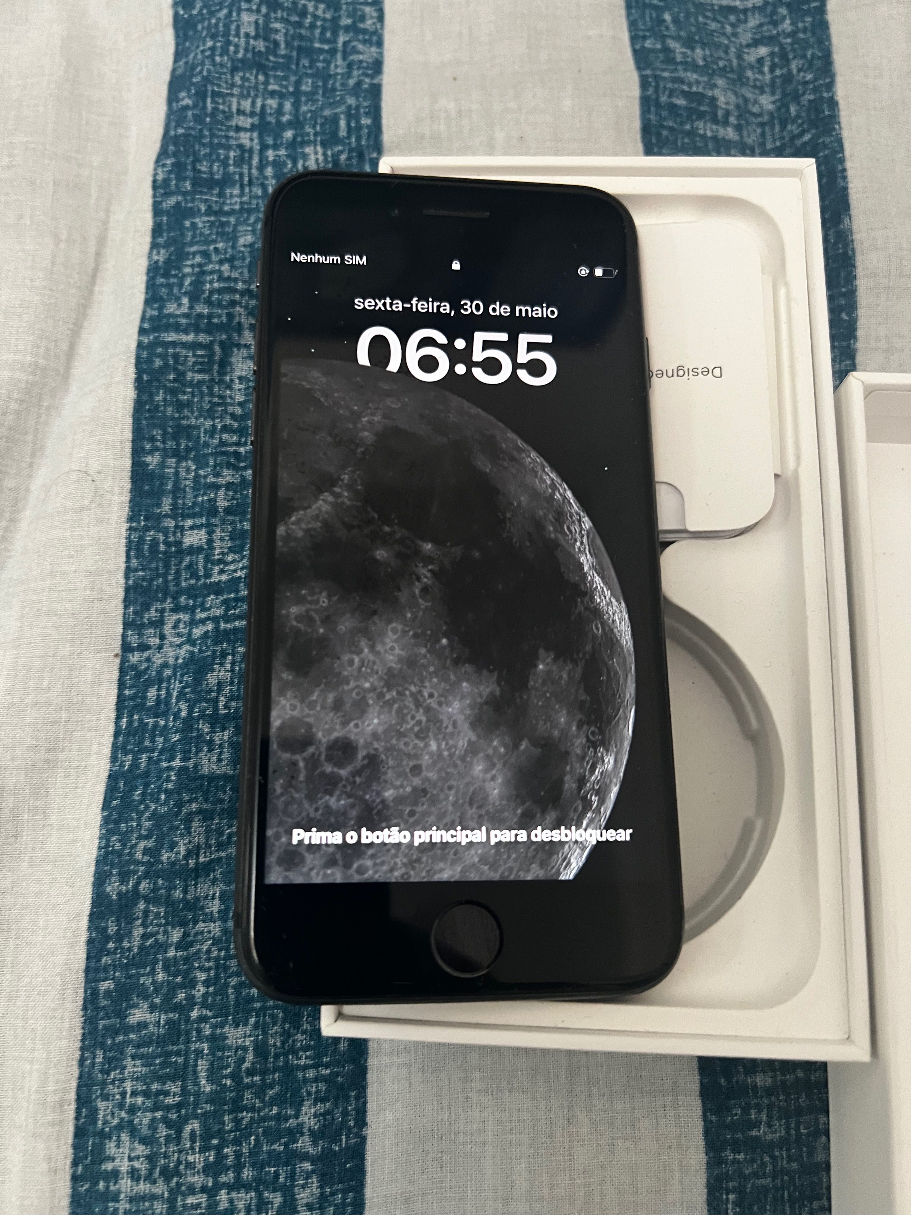 iPhone SE com caixa