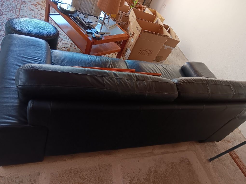 Sofá, colchão, mesa centro, candeeiros