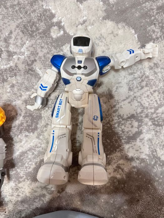 Робот на пульте управления