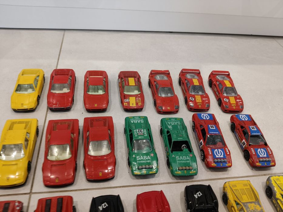 28 starych vintagevmodeli ferrari od Bburago 1:43