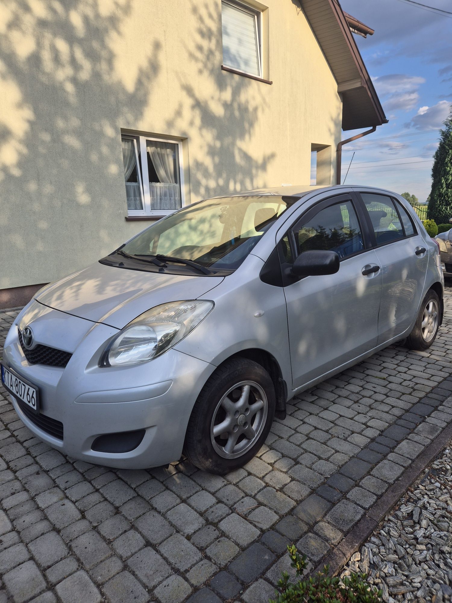 Toyota Yaris srebrna 2010