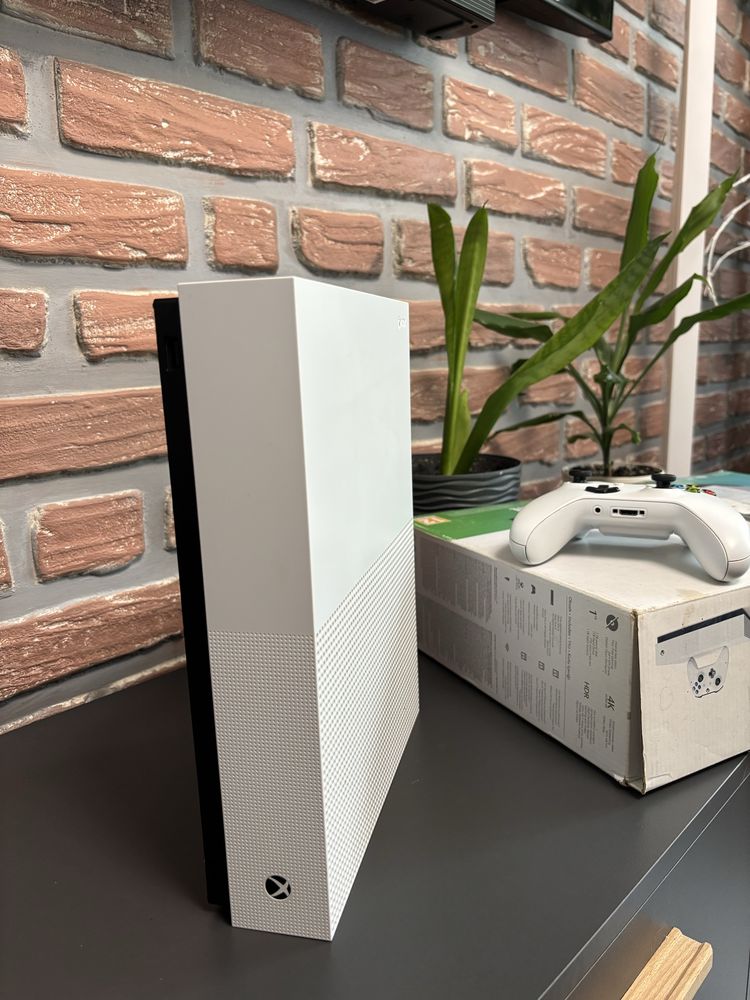 Продам Xbox one S 1 tb и геймпады отдельно
