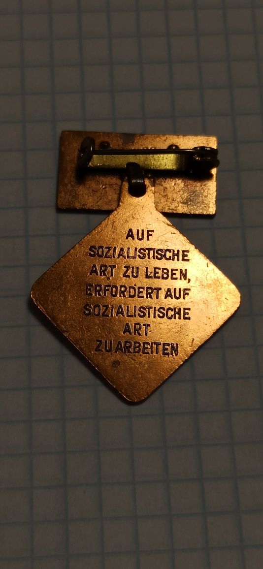 Значок  ранний, период ГДР DDR Orden Auf sozialistische
