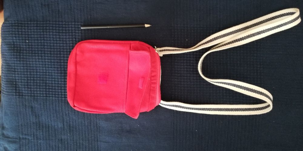 Bolsa vermelha desportiva a tiracolo