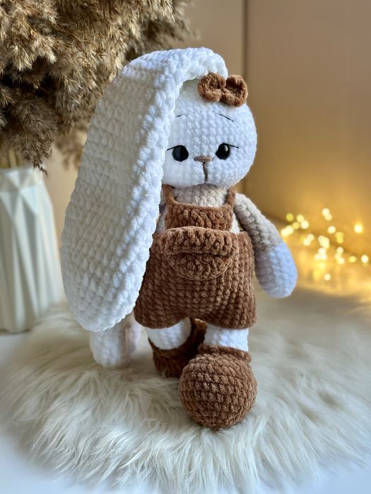 Вʼязаний плюшевий зайчик, зайка, іграшка ручної роботи