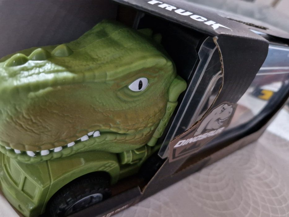 Camião de dinossauro,  com 4 dinossauros dentro. Novo
