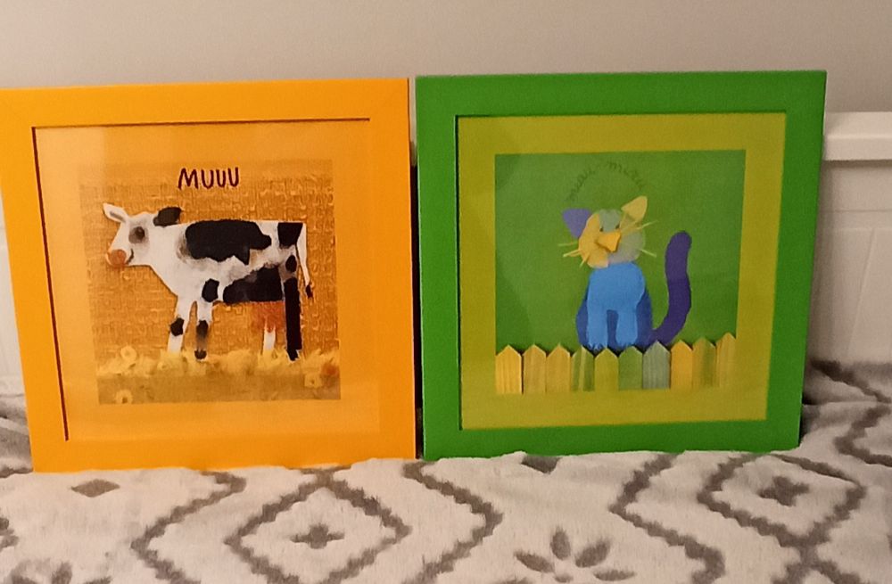 Dwie kolorowe ramki na zdjęcia z obrazkami.