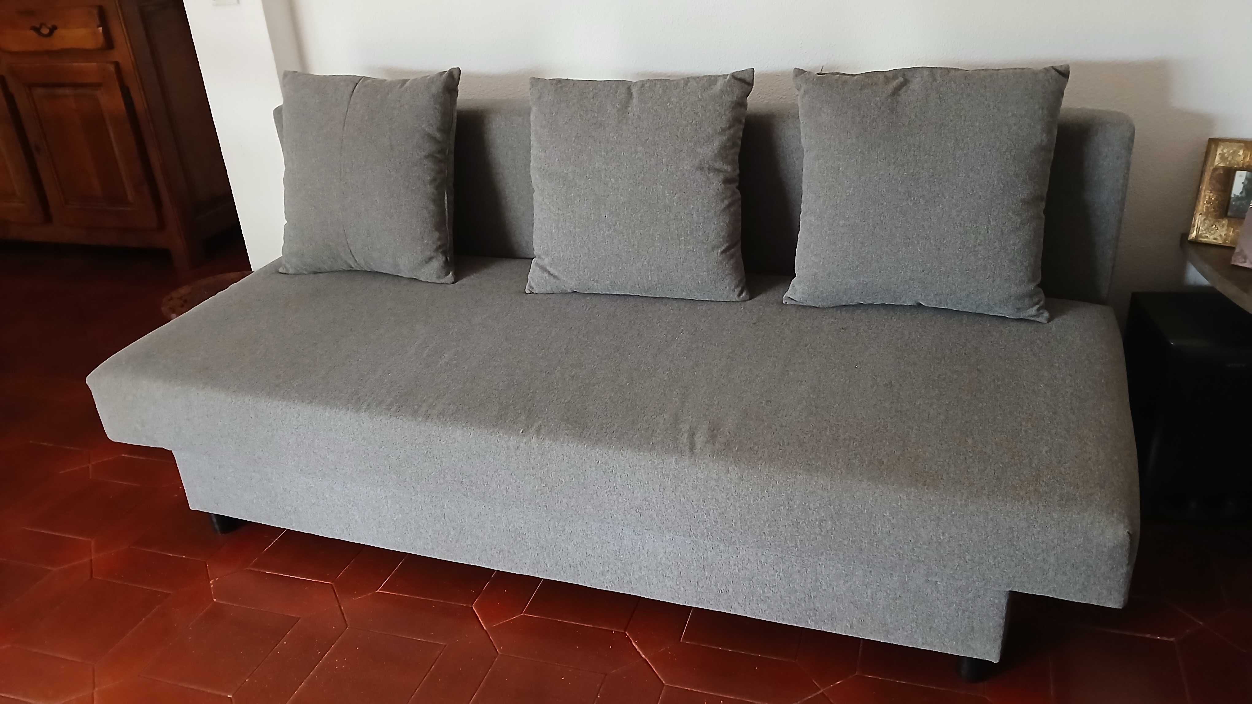 Sofá mto bom..Com arrumação.Faz cama casal rápidamente e pratico.