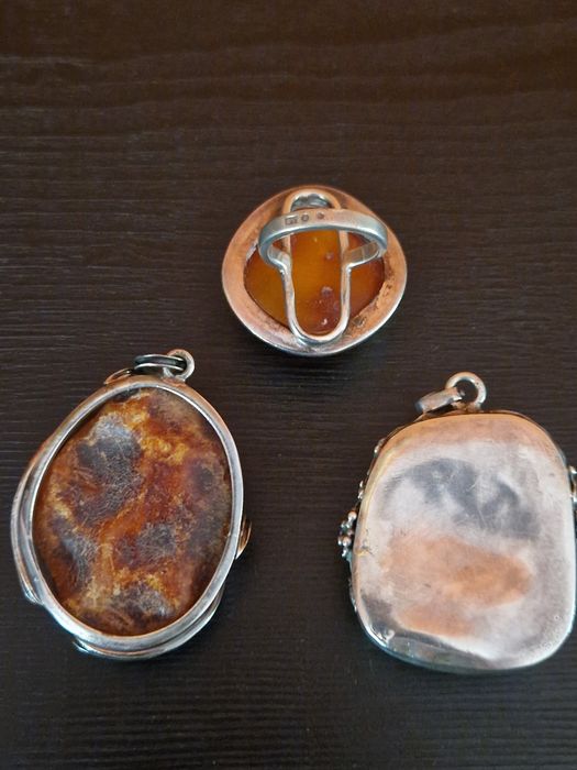 Stara srebrna zawieszka z bursztynem mlecznym