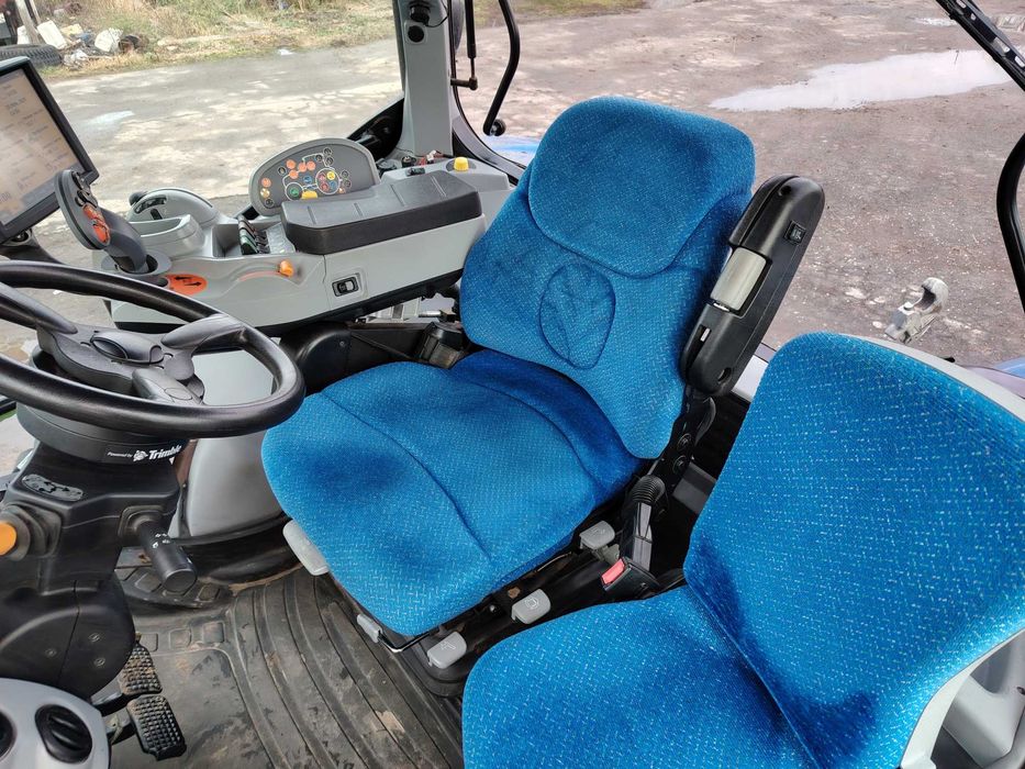 трактор New Holland 7070