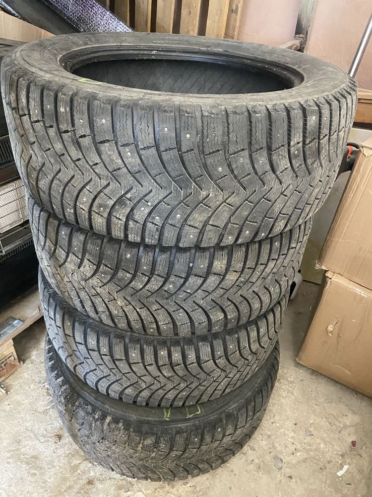 Продам зимову резину 235/55R18