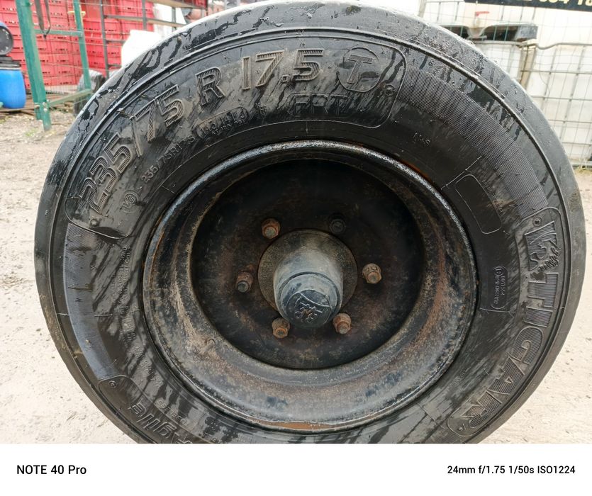 Oś na przyczepę z kołami