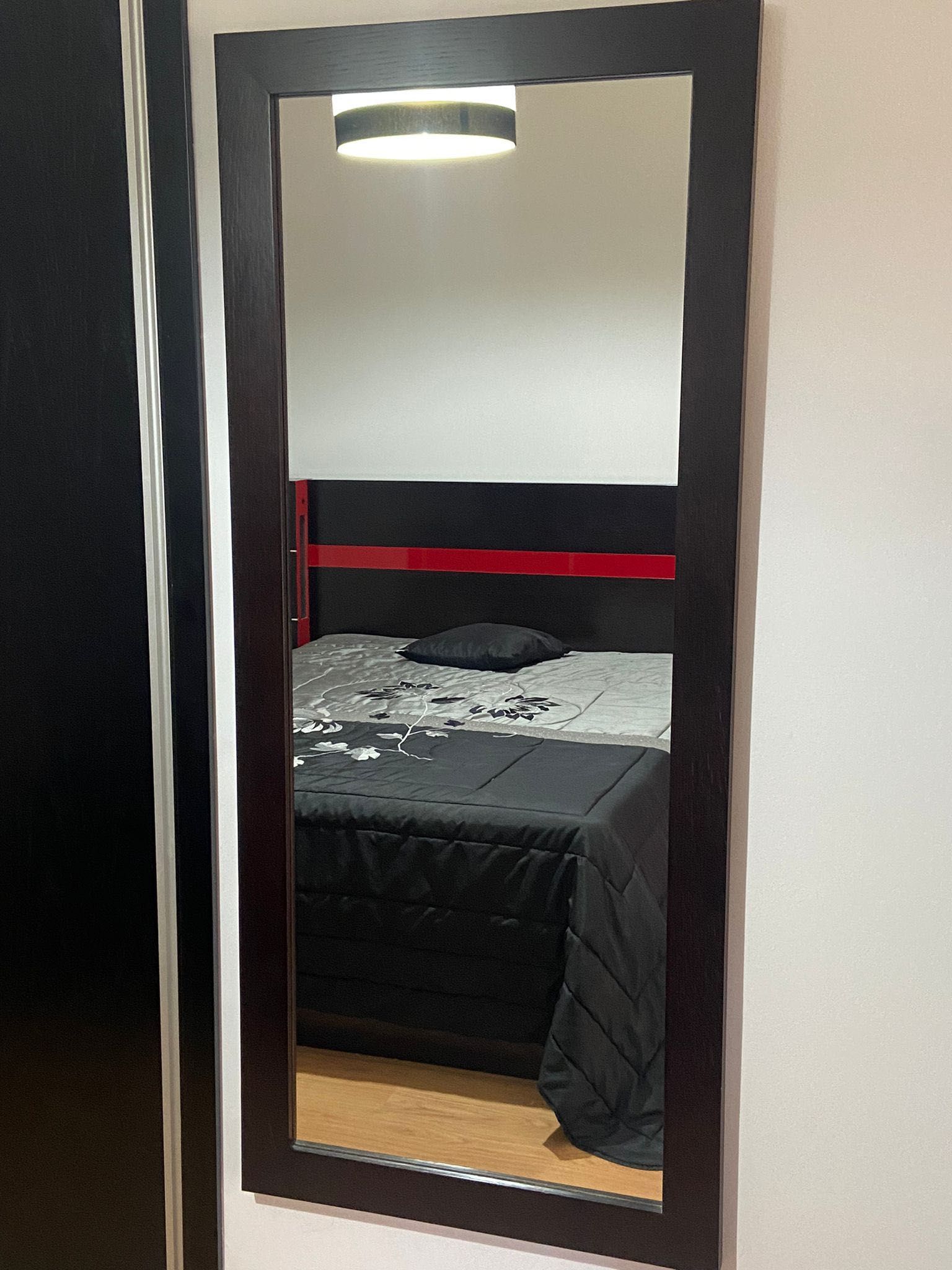 Quarto de cama dupla com camiseiro, espelho e colchão