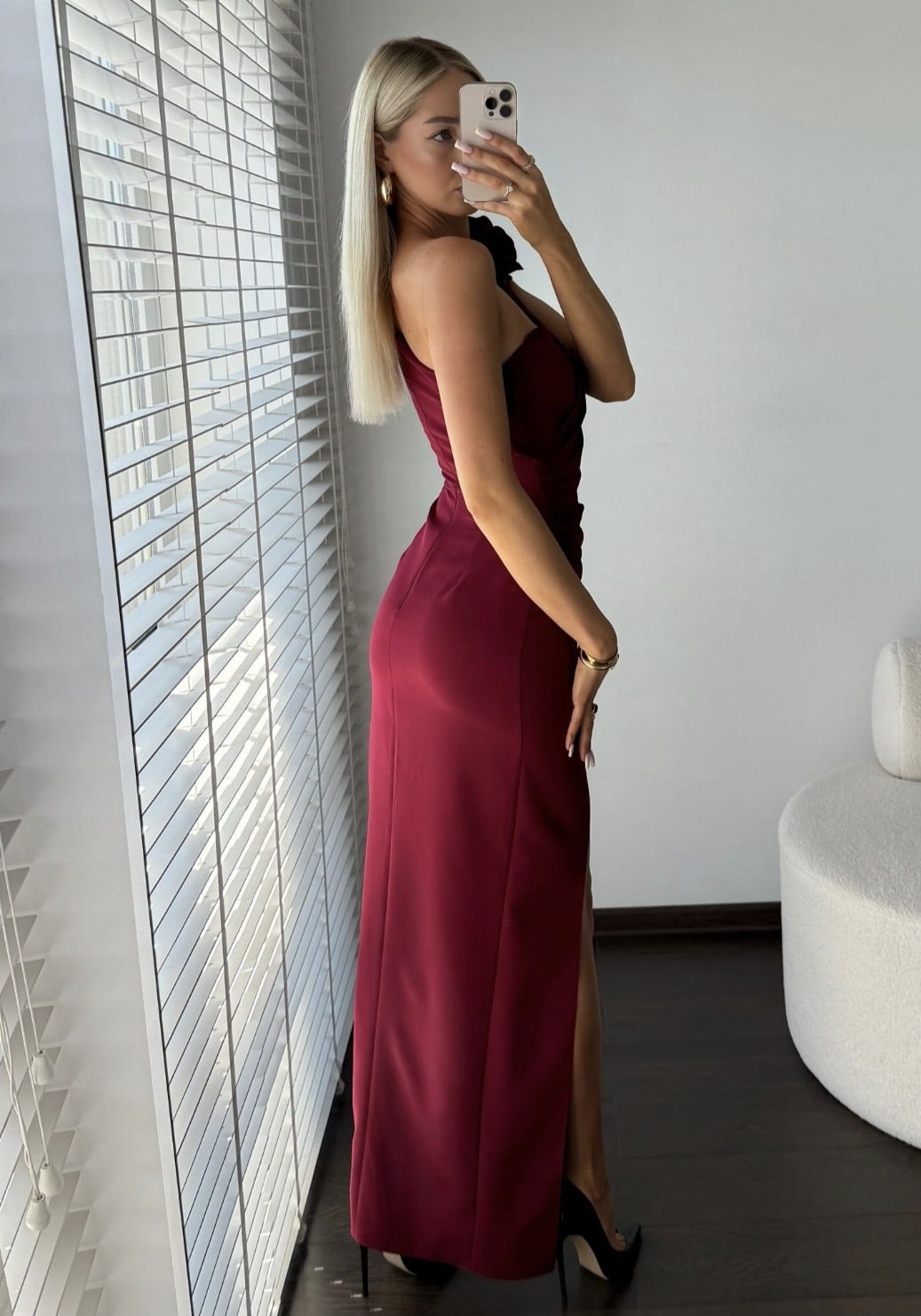 Sukienka maxi na jedno ramie marszczona RUBY bordowa XS