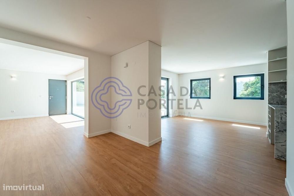 Moradia T4 + 1 NOVA  de duas suítes com enorme terraço e vista Rio| Co