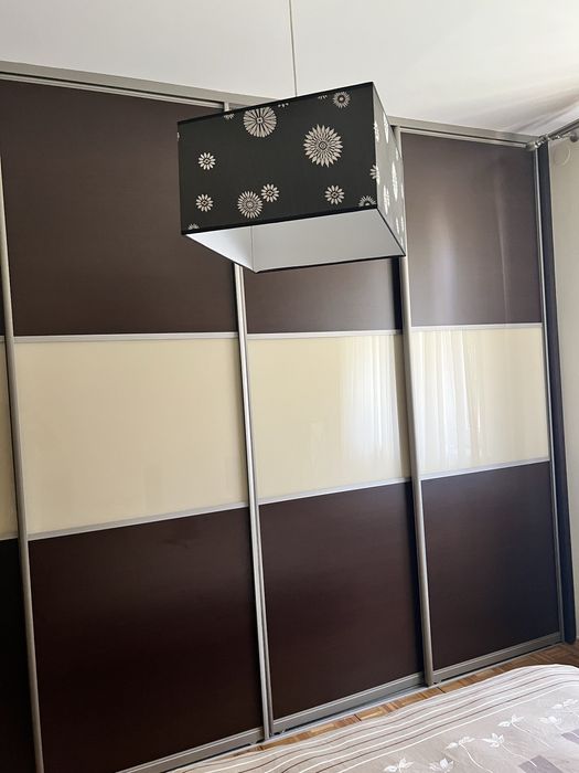 Duza i pojemna szafa z 4 drzwii przesuwanymi dlug, 3,70 m i wys 2,71 m