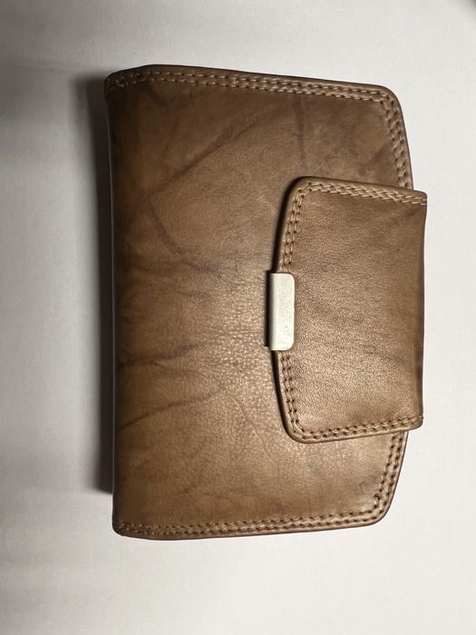 Portfel skorzany . Nowy. 13.5 cm / 8 cm