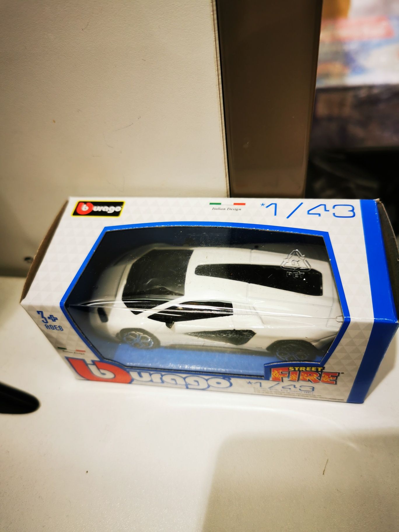 Lamborghini Countach LPI 800-4 Burago 1/43 Novo