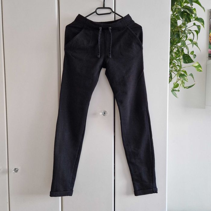 czarne spodnie dresowe Domyos Gym & Pilates 500 slim XS Decathlon