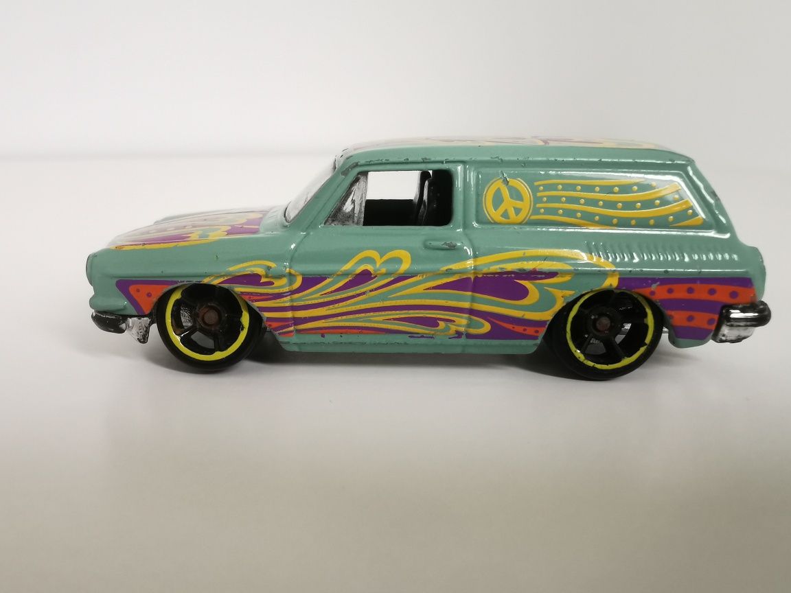 Hot Wheels Autko Resorak Custom '69 Volkswagen Squareback