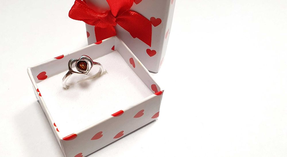 Srebrny pierścionek bursztynowe serce pr.925 wag.1,8g