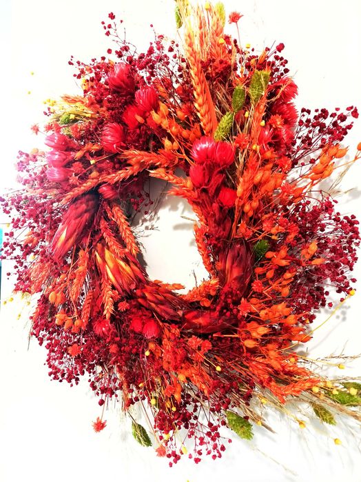 Ręcznie wykonany wianek z suszonych i stabilizowanych roślin