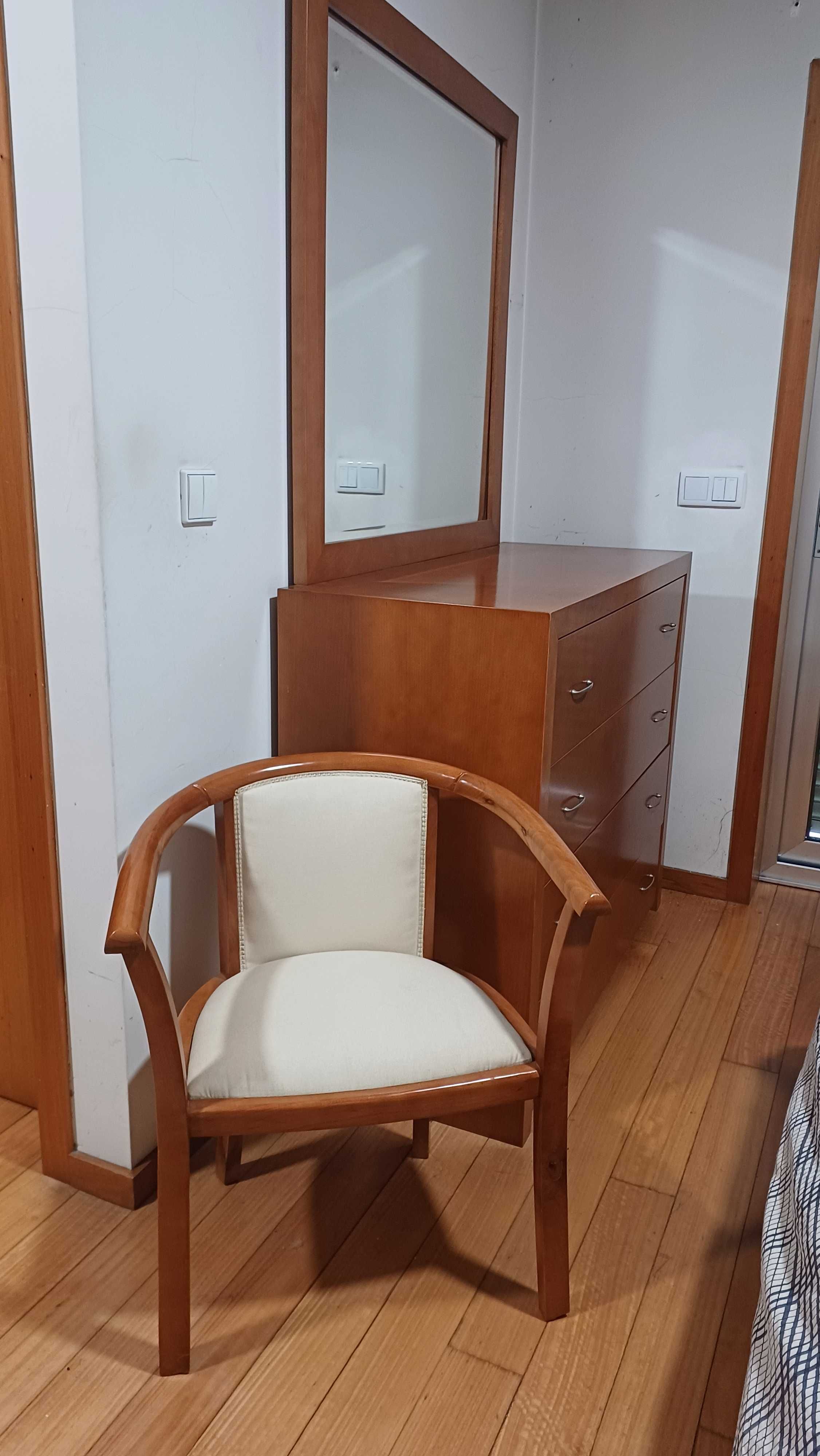 Conjunto cómoda com espelho e cadeira
