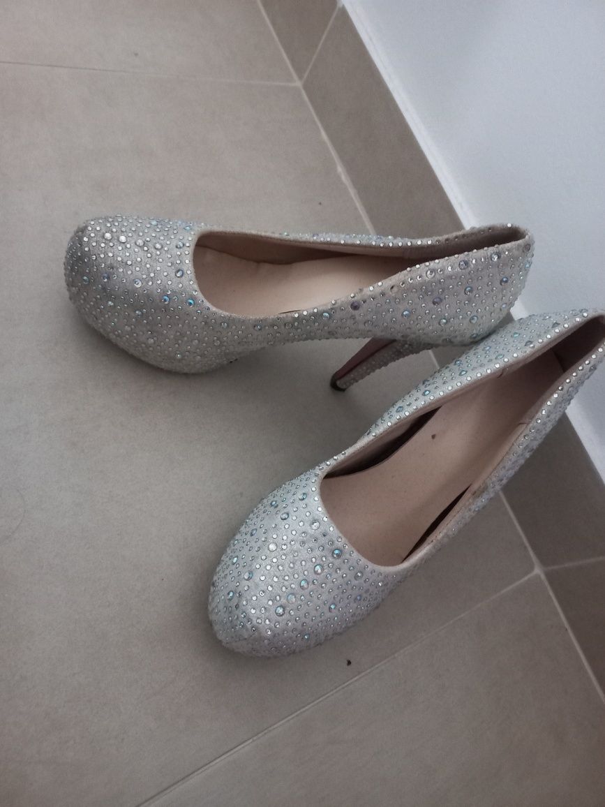 Vendo sapatos femininos Prateado n 38 urgente!!
