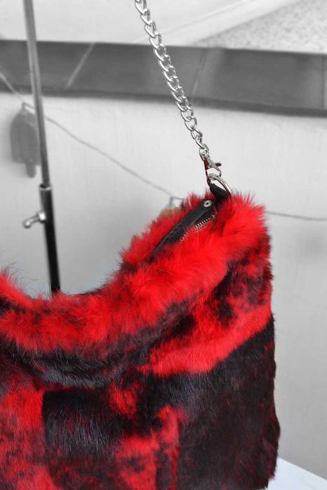 Czerwona torba futrzana