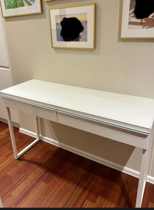 Biurko, toaletka, konsola Besta Burs ikea  jak nowa z szybą