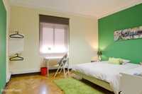 496 - Quarto com cama de casal em apartamento com 9 quartos
