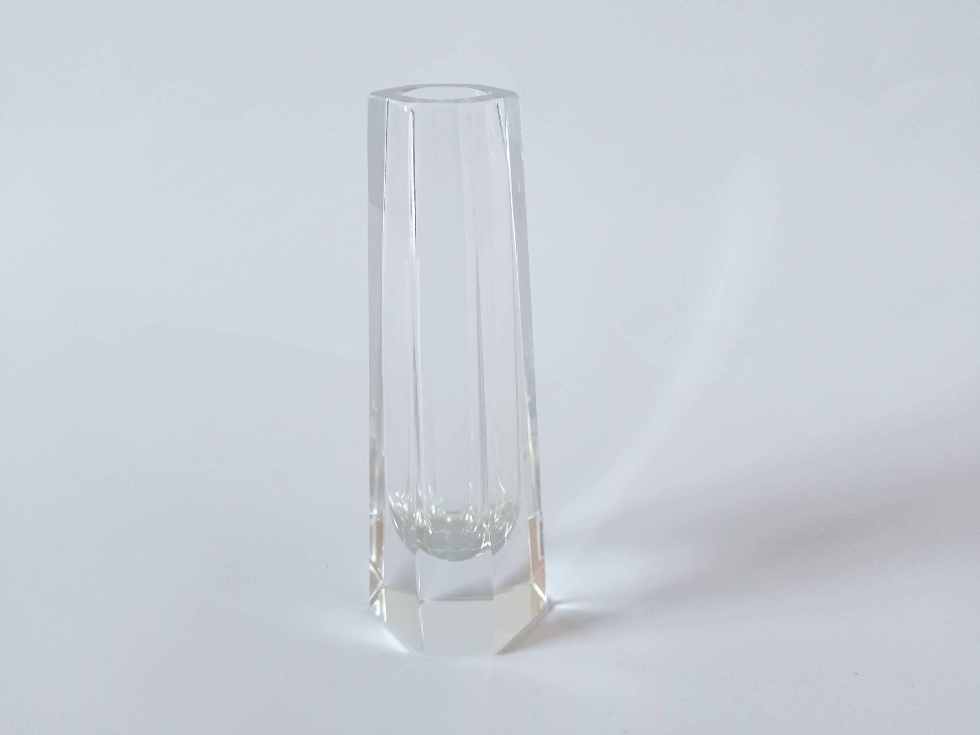 Bezbarwny fasetowany sześciokątny wazonik szklany