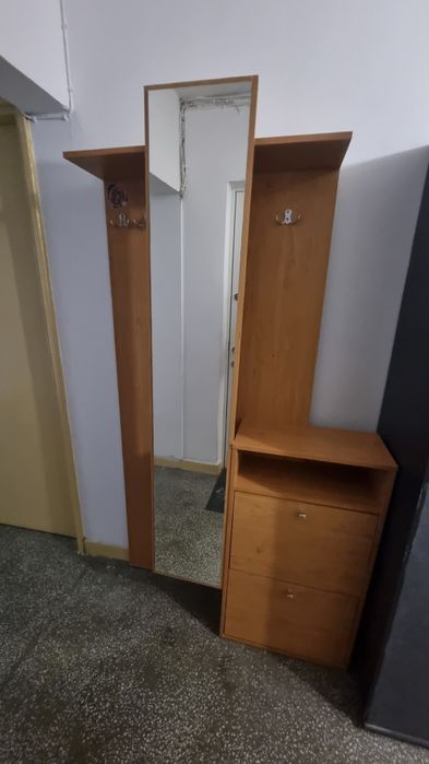 Szafka na korytarz z wieszkami, drążkiem i miejscem na buty