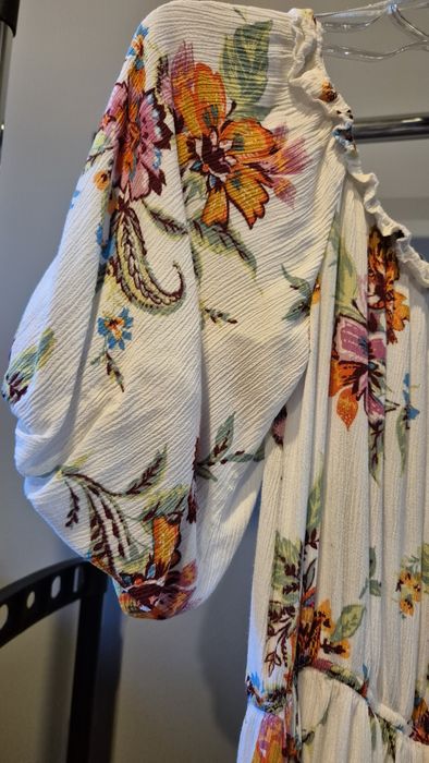 Krótki kombinezon w kwiaty BERSHKA M 100% wiskoza