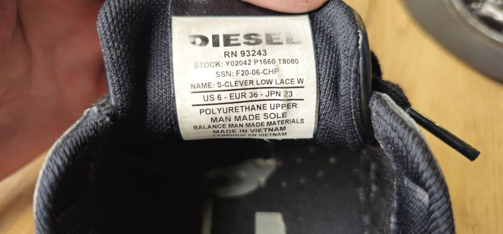 Продам пару жіночих кросівок Diesel