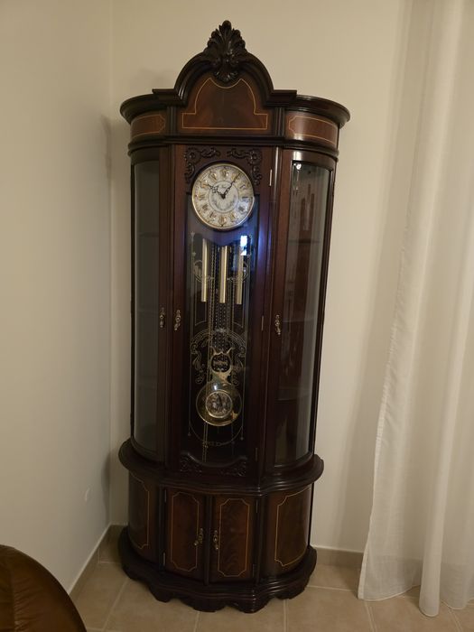 Relógio antigo de pé