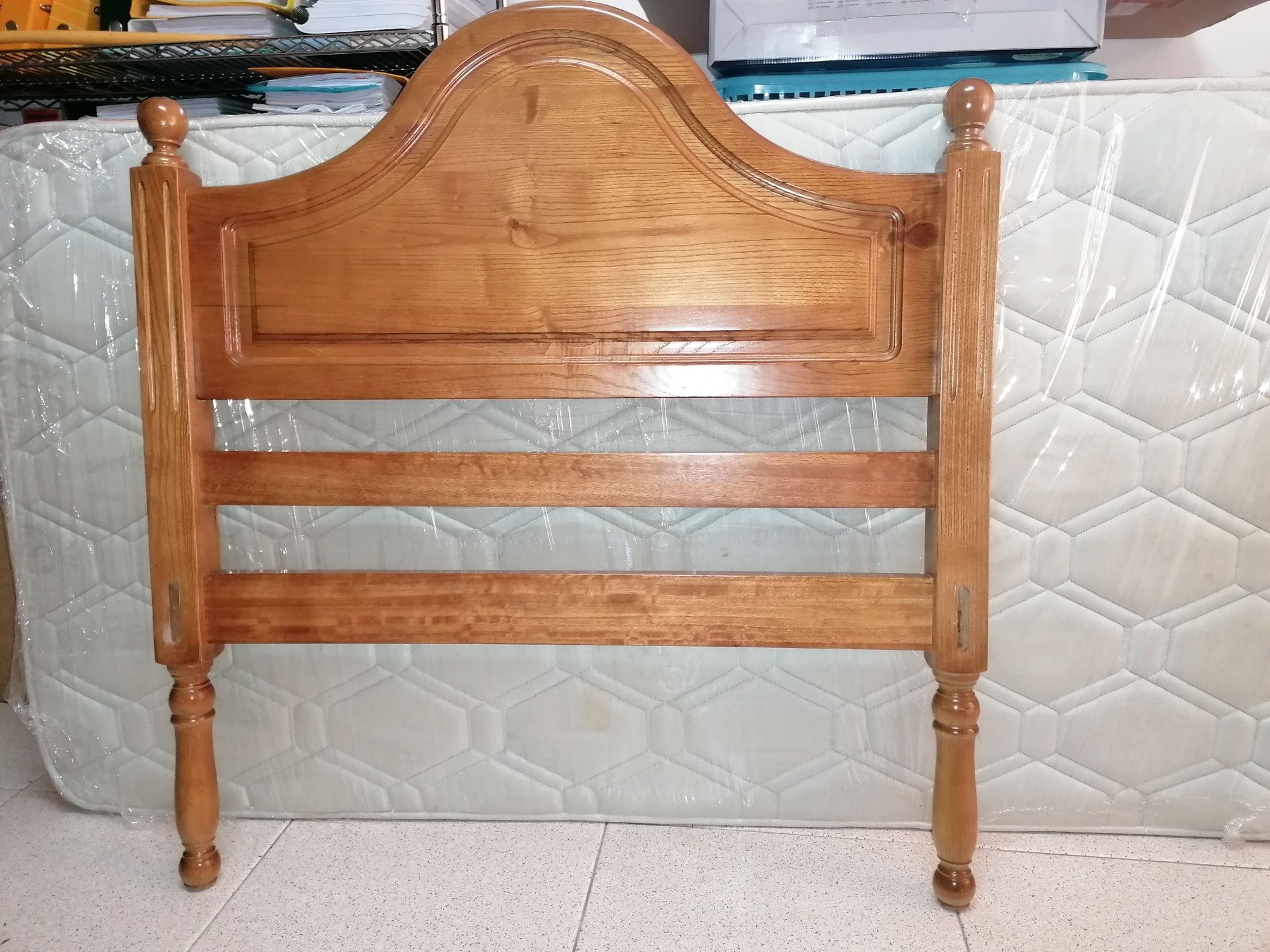 Mesa de Centro e Cama com Colchão