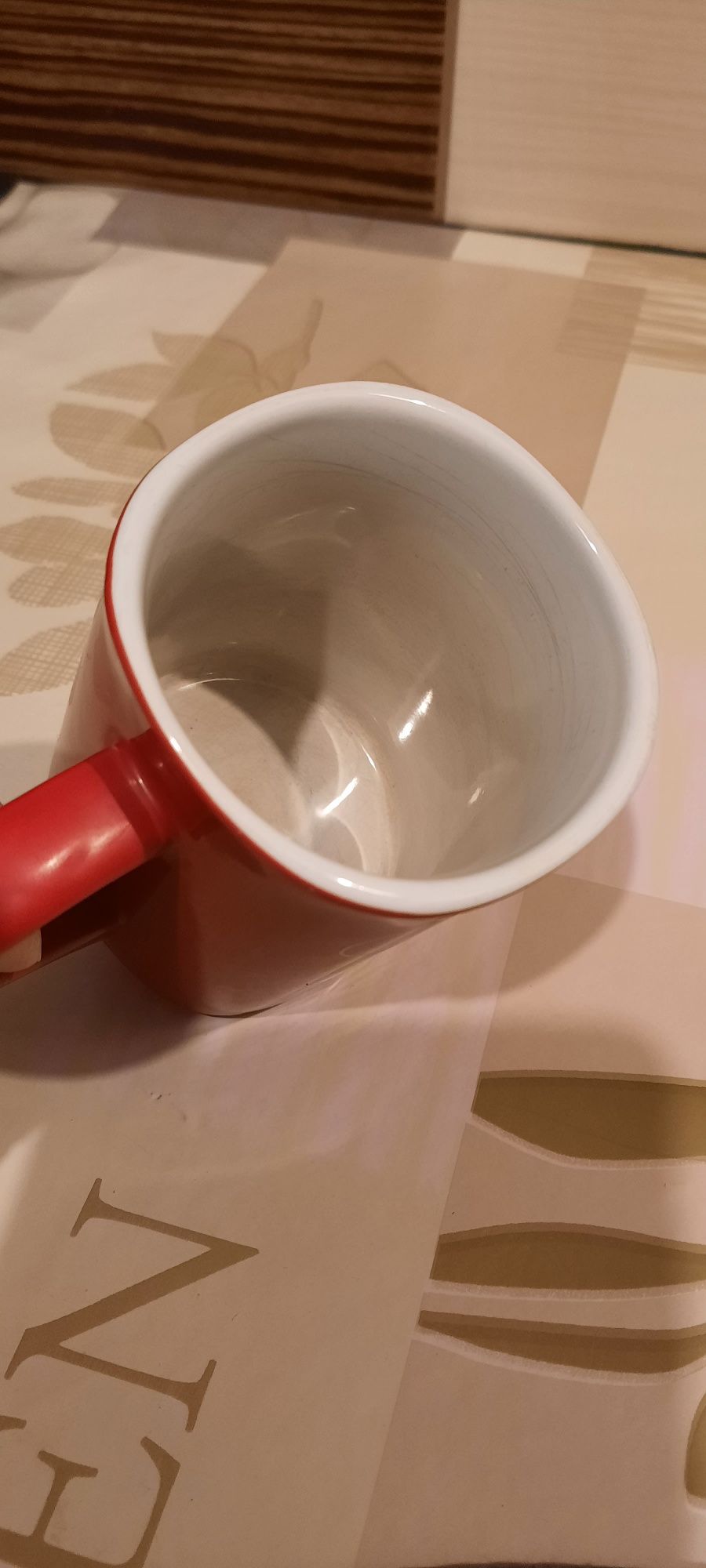 Czerwony kubek Nescafe