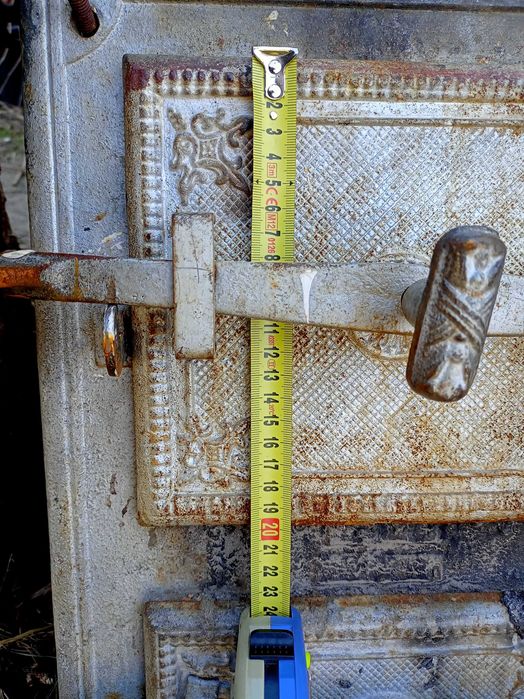 Żeliwne drzwiczki do pieca.