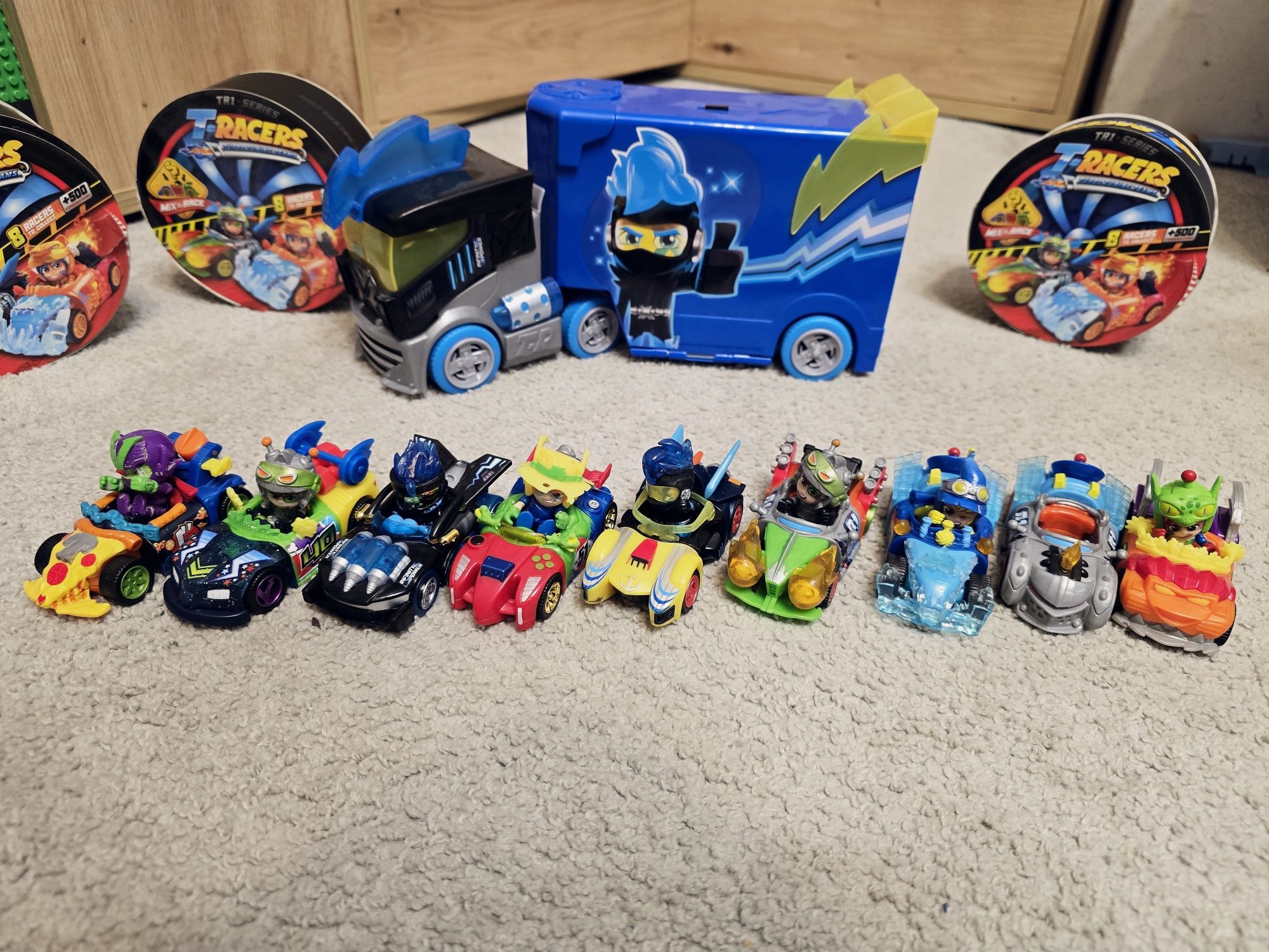 T-RACERS 4 XRacer Turbo Truck Ciężarówka + 9 Figurek i aut jak nowy