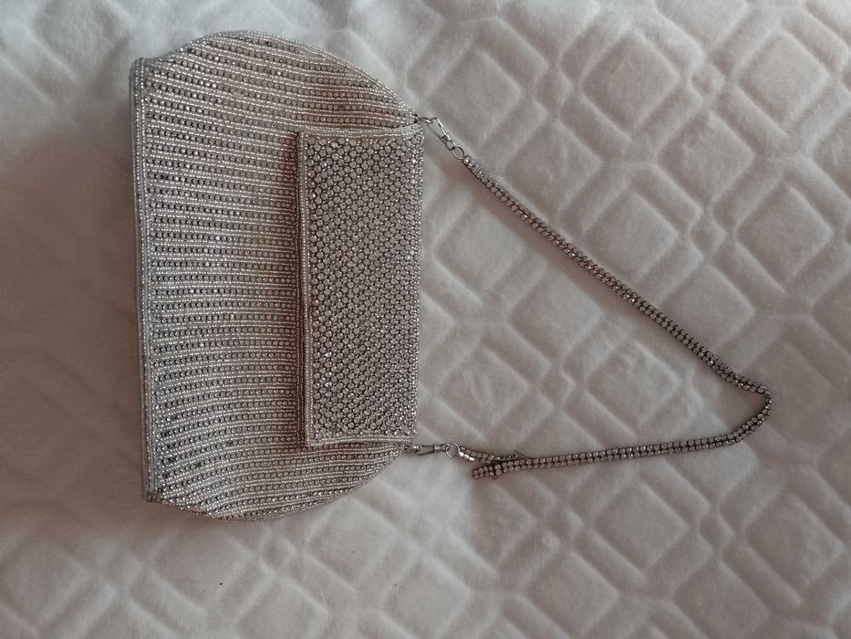 Bogato zdobiona torebka wieczorowa z Londynu, kuferek