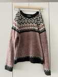 sweter w stylu skandynawskim z domieszką wełny