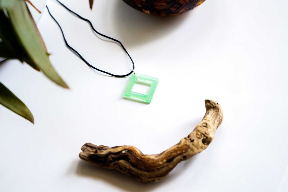 Zielony kwadratowy wisiorek świecący w ciemności i UV handmade 2x2 cm