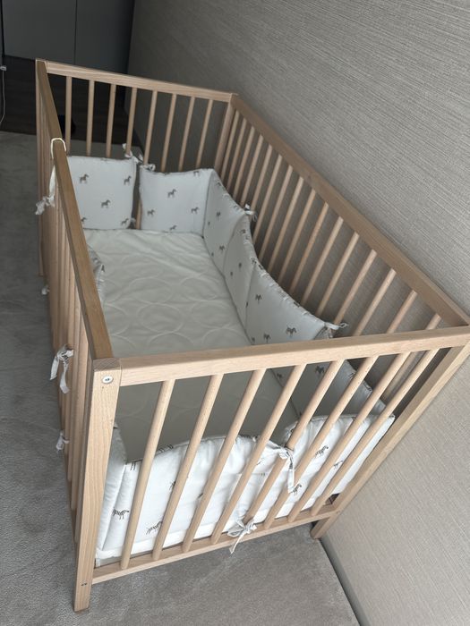 Berço SNINGLAR+ colchão JÄTTETRÖTT de bebé