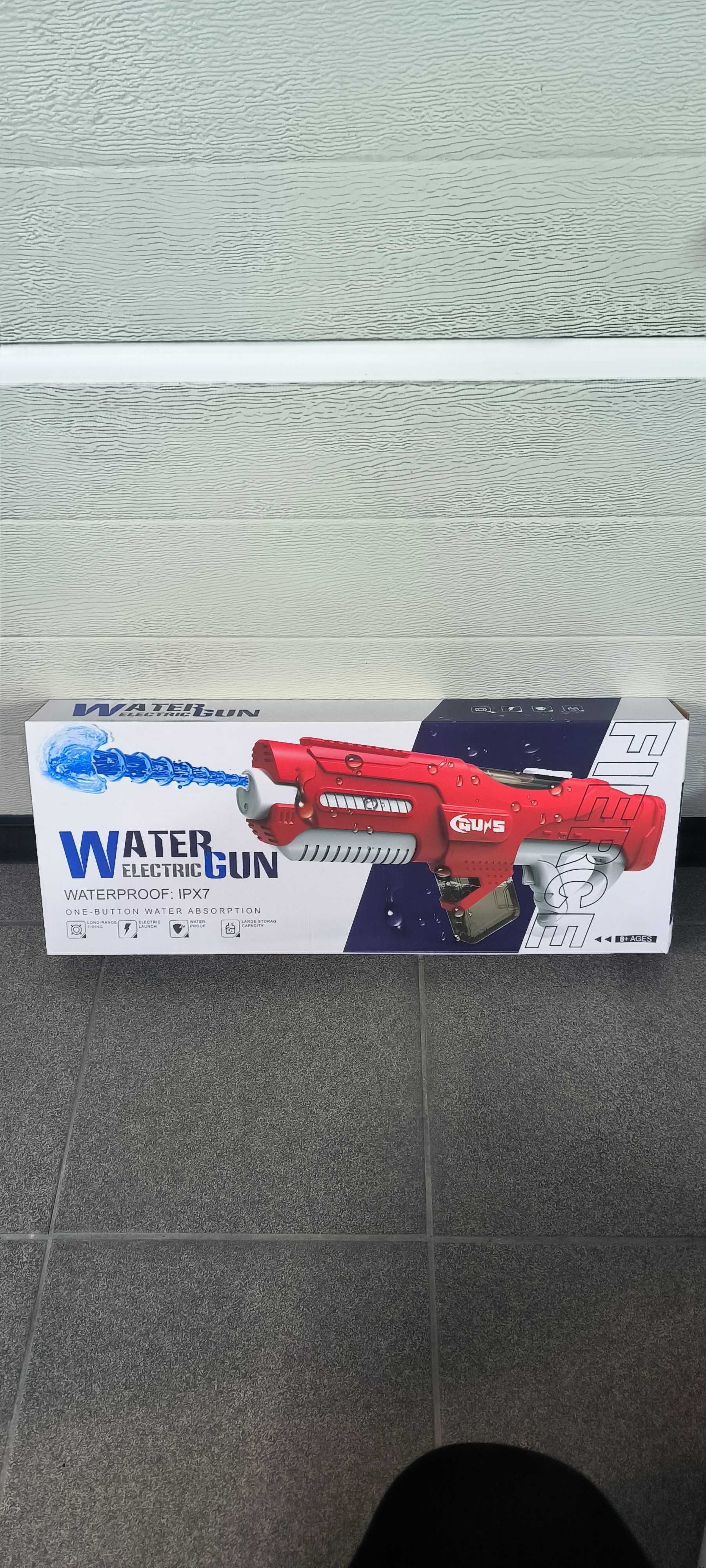 Elektryczny pistolet na wodę.
