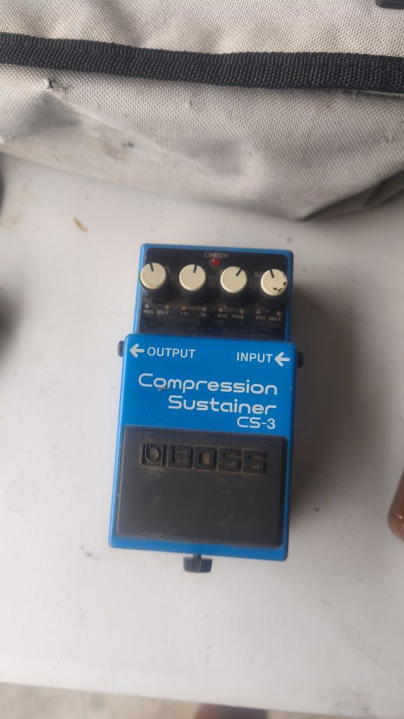 Pedal de efeitos para guitarra e baixo boss cs-3